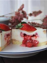 草莓流心慕斯蛋糕