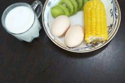 牛奶鸡蛋玉米奇异果元气早餐