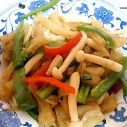 辣椒菌菇炒肉皮