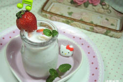 草莓炼奶优酪乳