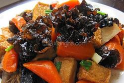 木耳萝卜焖豆腐鱼饼
