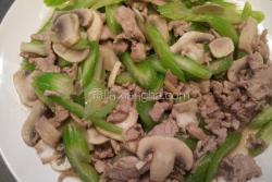 炒芹菜蘑菇肉片
