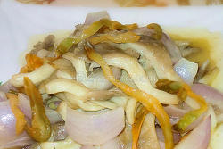 洋葱榨菜丝炒蘑菇