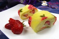草莓彩绘蛋糕卷