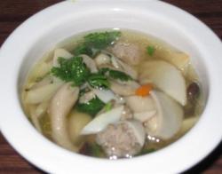 杂蘑汆丸子汤