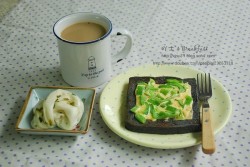 吖土の早餐}锅煮奶茶+葱花画卷+青椒芝士竹炭土司