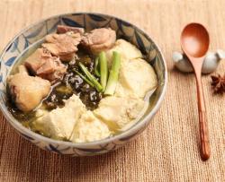 酸菜鸡腿炖冻豆腐
