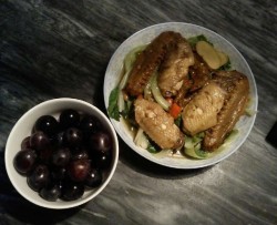 1203的晚餐是可乐鸡翅+周黑鸭鸭翅+白水煮生菜+葡萄