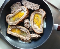 鸡蛋面包美味早餐 - 洞中的癞蛤蟆