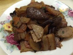 红蘑五花肉焖土豆片