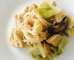 卷心菜菌菇炖鸡肉