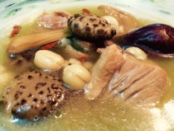 松茸花菇薏仁瘦肉汤