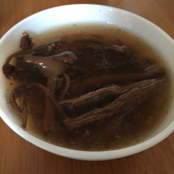 茶树菇骨汤