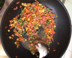 胡萝卜玉米豌豆炒火腿
