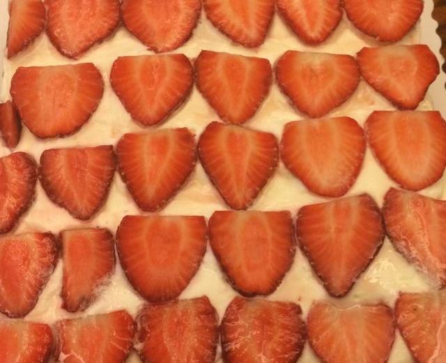 方形大气草莓蛋糕