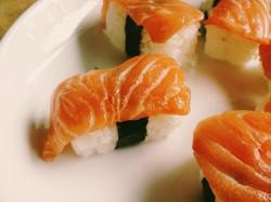 日式料理三纹鱼寿司