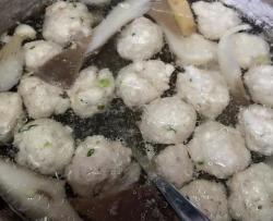 宿舍电煮锅简约版蘑菇圆子汤