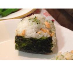 三文鱼海苔饭团