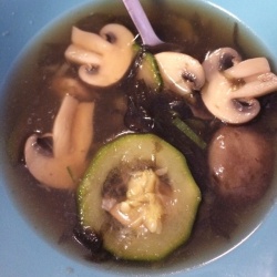 鲜味极佳的鳕鱼蘑菇西葫芦紫菜汤