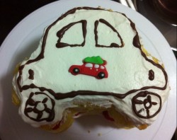 小汽车奶油草莓蛋糕