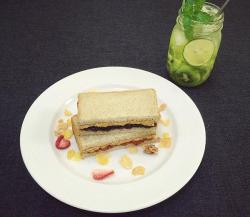 Peanut butter and jelly sandwich 花生酱和果酱三明治