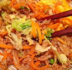 快手一人食------日式味噌时蔬煲仔红米饭
