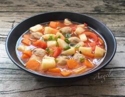土豆胡萝卜番茄丸子汤