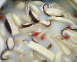 牛奶菌菇汤