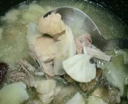 猴菇百合银耳老母鸡汤