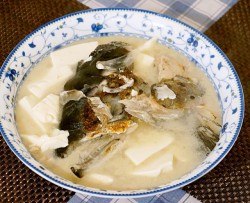 三文鱼头/鱼骨豆腐汤