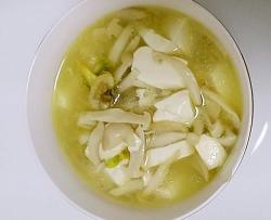 花蛤豆腐菌菇汤