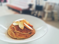 全麦松饼+苹果肉桂枫糖浆
Wholemeal Pancake with Apple Cinnamon and Maple