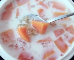 牛奶椰汁炖桃胶雪燕