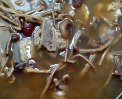 茶树菇沙骨汤