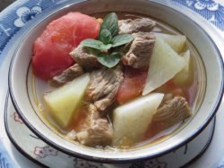 【茄汁萝卜牛肉砂锅】----适合孩子口味的一款汤煲