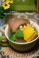 越喝越美丽的冬季汤煲----黄豆玉米蹄髈汤