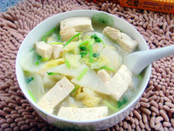 白菜豆腐汤 。