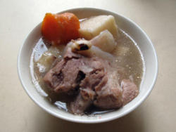 一锅一汤一饭：淮山胡萝卜扇骨汤 + 蒸饭