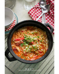 自制风靡韩国的美味---《芝士部队汤》