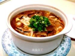 制作传统汤羹“红白豆腐酸辣汤”