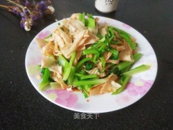 豆皮炒芹菜