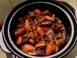 砂锅羊排焖胡萝卜