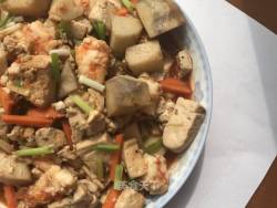 虾仁芋艿炖豆腐