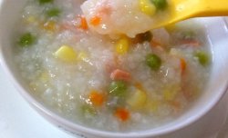 宝宝食谱：豌豆胡萝卜玉米火腿大米粥～