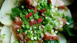 电饭煲版粽叶土豆蒸排骨（简单但高大上的家常菜）