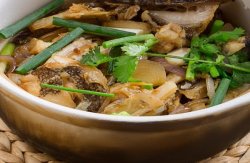 姜葱砂锅焖鱼头