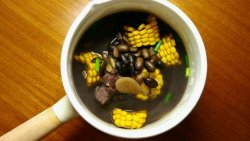 黑豆玉米排骨汤 ‖ 浓浓的黑心汤