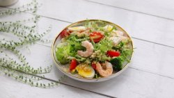 轻食主义-藜麦鸡肉蔬菜沙拉