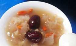 银耳红枣枸杞花生汤