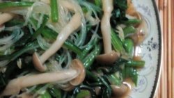 简单凉拌菜儿  蟹味菇、粉丝拌菠菜
